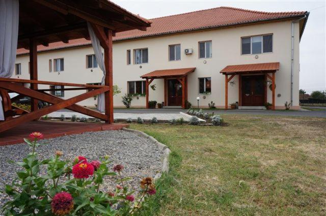 Vila Zoppas Inn Sinnicolau Mare ภายนอก รูปภาพ